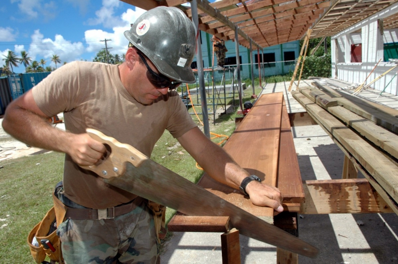 ebeniste-SILLANS LA CASCADE-min_worker_construction_building_carpenter_male_job_build_helmet-893290